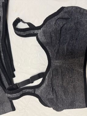 6 Danskin Now Grey Sports Bra closure back small can criss cross small